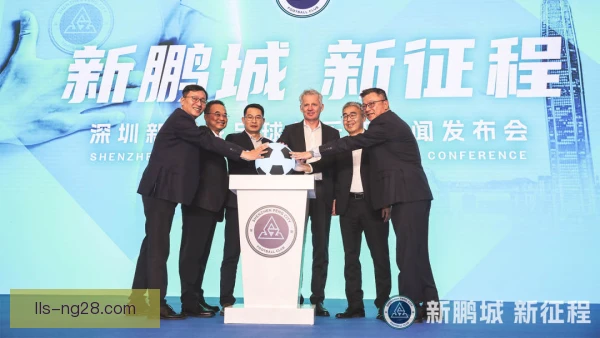 深圳新鹏城反手扣篮命中，全场瞬间陷入疯狂欢呼